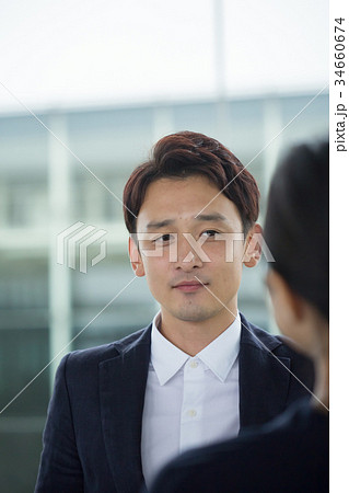相手の話に聞き入る男性 相手の話に聞き入る男性 34660674