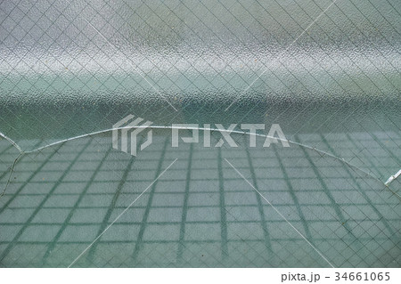 ヒビが入った網入りガラス 34661065