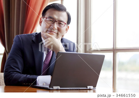 ビジネスマン 中年 50代 34661550