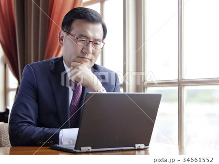 ビジネスマン 中年 50代 34661552