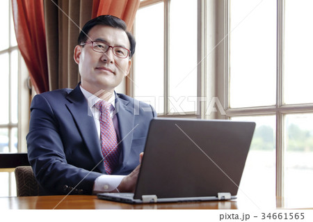 ビジネスマン 中年 50代 34661565