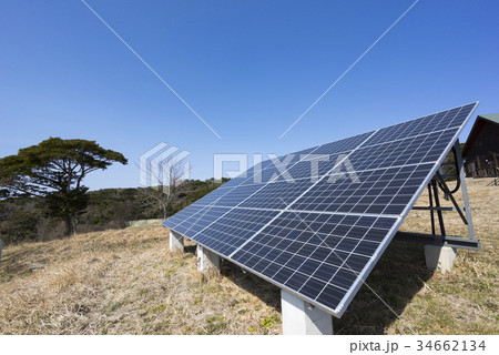 晴天の直射日光を浴びる太陽光パネル発電システム屋根設置と青空白い雲ECOエネルギー電力自由化イメージ 34662134