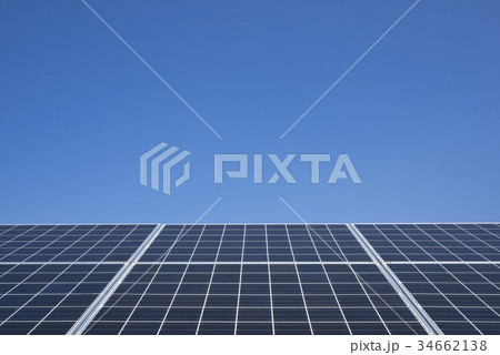 晴天の直射日光を浴びる太陽光パネル発電システム屋根設置と青空白い雲ECOエネルギー電力自由化イメージ 晴天の直射日光を浴びる太陽光パネル発電システム屋根設置と青空白い雲ECOエネルギー電力自由化イメージ 34662138