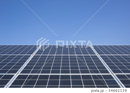 晴天の直射日光を浴びる太陽光パネル発電システム屋根設置と青空白い雲ECOエネルギー電力自由化イメージ 晴天の直射日光を浴びる太陽光パネル発電システム屋根設置と青空白い雲ECOエネルギー電力自由化イメージ 34662139
