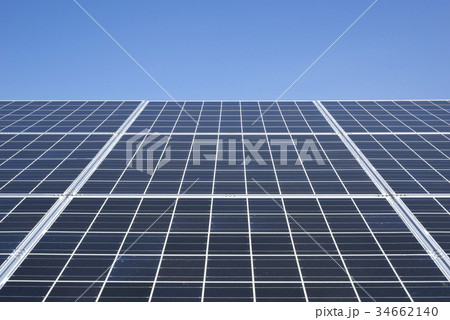 晴天の直射日光を浴びる太陽光パネル発電システム屋根設置と青空白い雲ECOエネルギー電力自由化イメージ 晴天の直射日光を浴びる太陽光パネル発電システム屋根設置と青空白い雲ECOエネルギー電力自由化イメージ 34662140
