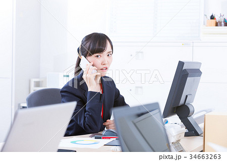 電話対応する女性社員　OL　ビジネスマン　サラリーマン　オフィスイメージ　ビジネスイメージ 34663263