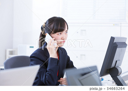 電話対応する女性社員　OL　ビジネスマン　サラリーマン　オフィスイメージ　ビジネスイメージ 34663264