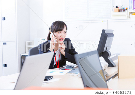 電話対応する女性社員　OL　ビジネスマン　サラリーマン　オフィスイメージ　ビジネスイメージ 34663272