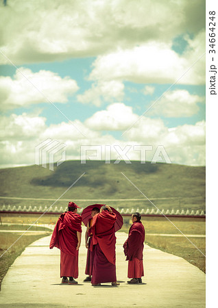 Group of tibetan monks in Sichuan Group of tibetan monks in Sichuan 34664248