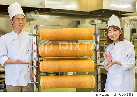 バームクーヘンを作るふたり 34665182