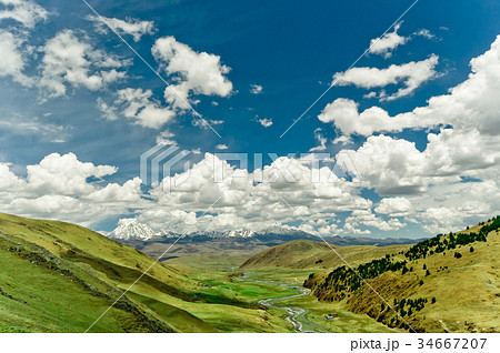 Creek and mountains in the Tibetan highlands 34667207