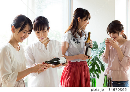 日本酒　きき酒　女子会　 34670366