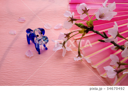 正月イメージ　扇子と犬の置物 34670492