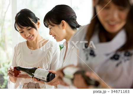 日本酒　きき酒　女子会　 34671163