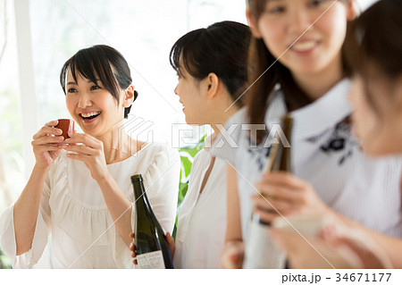 日本酒　きき酒　女子会　 34671177