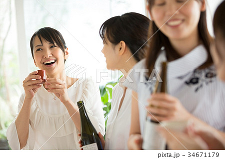 日本酒　きき酒　女子会　 34671179