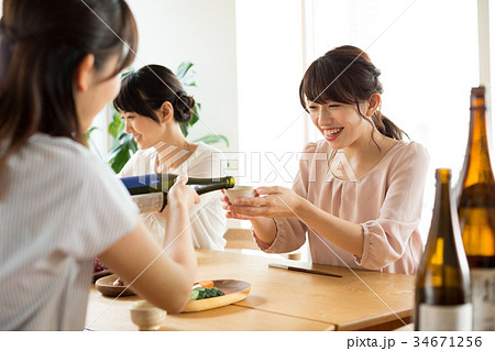 日本酒　きき酒　女子会　 34671256