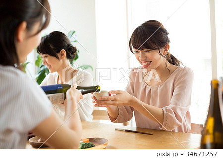 日本酒　きき酒　女子会　 34671257