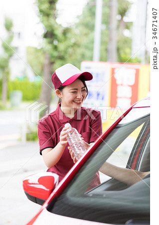 ガソリンスタンド　車内ゴミ受け取り 34671407