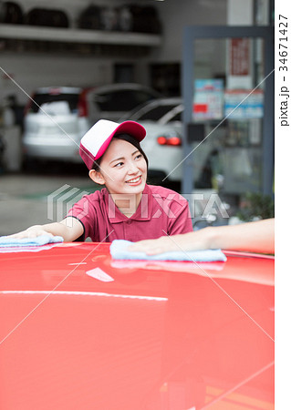 ガソリンスタンド　洗車　拭き取り　 34671427
