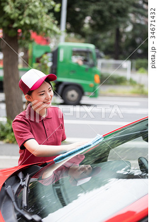 ガソリンスタンド　洗車　拭き取り　 34671432