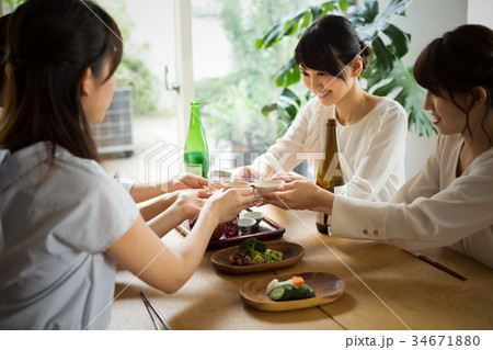 日本酒 乾杯 女子会 日本酒 乾杯 女子会 34671880