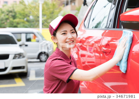 ガソリンスタンド　洗車　拭き取り 34671981