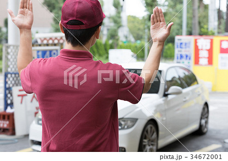 ガソリンスタンド　誘導　案内　 34672001