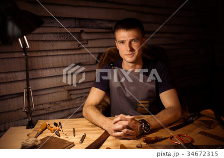 Working process of the leather belt in the leather 34672315