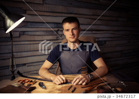 Working process of the leather belt in the leather 34672317