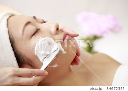 シェービングをしてもらう女性 34672525