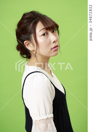 アップスタイルの女性 アップスタイルの女性 34672832