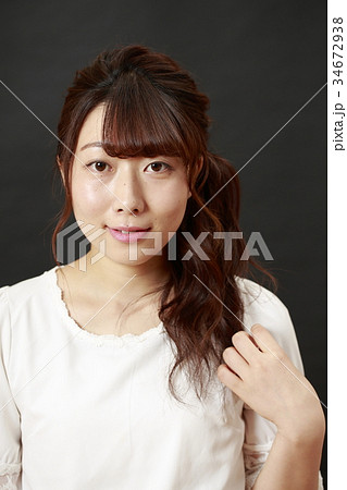 ロングヘアーの女性 正面 黒背景 ロングヘアーの女性 正面 黒背景 34672938