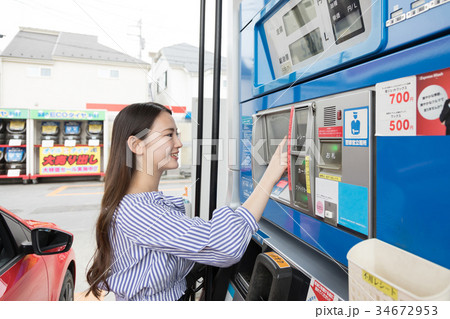ガソリンスタンド 給油 セルフ 人物 ドライブ レンタカー 旅行 ガソリンスタンド 給油 セルフ 人物 ドライブ レンタカー 旅行 34672953