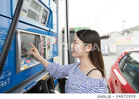ガソリンスタンド 給油 セルフ 人物 ドライブ レンタカー 旅行 ガソリンスタンド 給油 セルフ 人物 ドライブ レンタカー 旅行 34672959