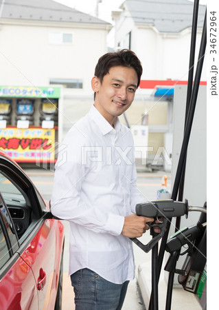 ガソリンスタンド　給油　セルフ　人物　ドライブ　レンタカー　旅行　  34672964