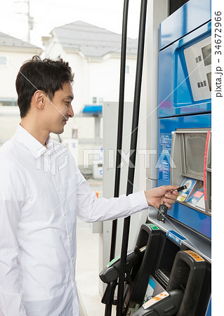 ガソリンスタンド 給油 セルフ 人物 ドライブ レンタカー 旅行 ガソリンスタンド 給油 セルフ 人物 ドライブ レンタカー 旅行 34672966