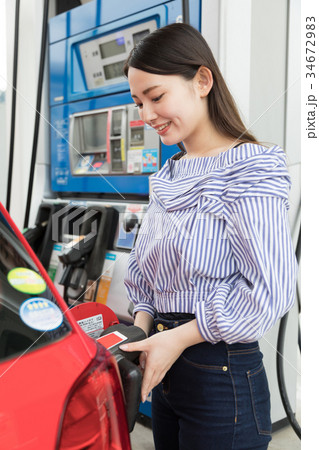 ガソリンスタンド 給油 セルフ 人物 ドライブ レンタカー 旅行 ガソリンスタンド 給油 セルフ 人物 ドライブ レンタカー 旅行 34672983