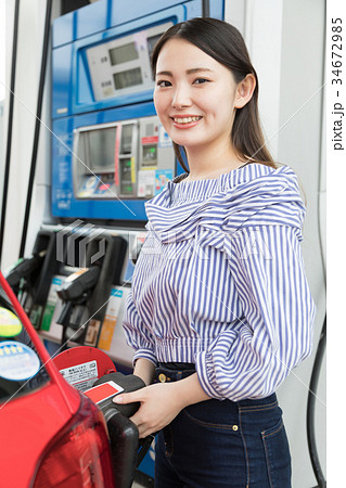 ガソリンスタンド 給油 セルフ 人物 ドライブ レンタカー 旅行 ガソリンスタンド 給油 セルフ 人物 ドライブ レンタカー 旅行 34672985