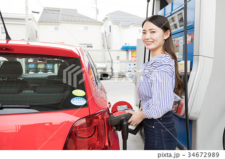 ガソリンスタンド 給油 セルフ 人物 ドライブ レンタカー 旅行 ガソリンスタンド 給油 セルフ 人物 ドライブ レンタカー 旅行 34672989