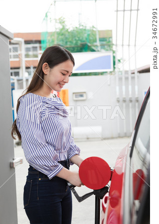 ガソリンスタンド 給油 セルフ 人物 ドライブ レンタカー 旅行 ガソリンスタンド 給油 セルフ 人物 ドライブ レンタカー 旅行 34672991