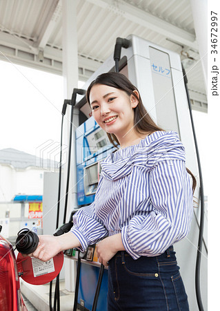 ガソリンスタンド　給油　セルフ　人物　ドライブ　レンタカー　旅行　  34672997