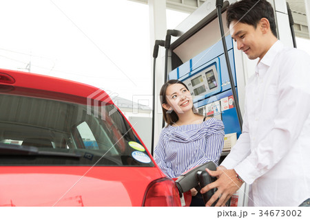 ガソリンスタンド　給油　セルフ　人物　ドライブ　レンタカー　旅行　  34673002