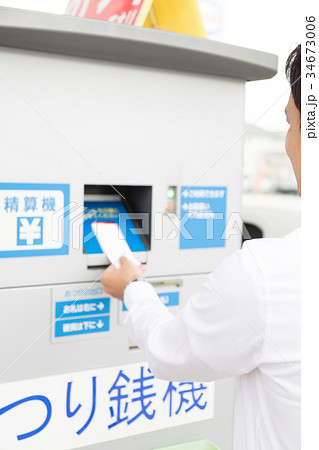 ガソリンスタンド　給油　セルフ　人物　支払い 34673006