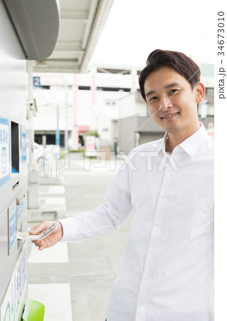 ガソリンスタンド　給油　セルフ　人物　支払い 34673010