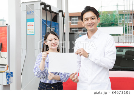 ガソリンスタンド　給油　セルフ　人物　ドライブ　レンタカー　旅行 34673105