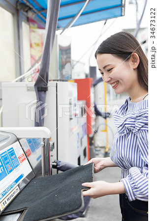 ガソリンスタンド 車内掃除の写真素材