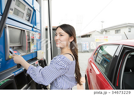 ガソリンスタンド 給油 セルフ 人物 ドライブ レンタカー 旅行 ガソリンスタンド 給油 セルフ 人物 ドライブ レンタカー 旅行 34673229