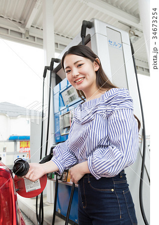ガソリンスタンド　給油　セルフ　人物　ドライブ　レンタカー　旅行　  34673254