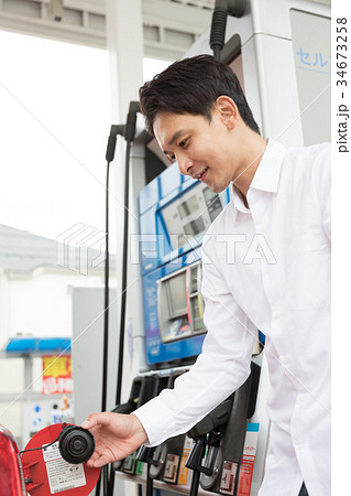 ガソリンスタンド　給油　セルフ　人物　ドライブ　レンタカー　旅行　  34673258